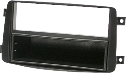 Un cadre noir et rectangulaire de radio de voiture, avec une grande ouverture en haut et une plus petite en bas. Trous de montage visibles.