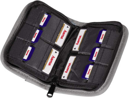 Étui gris ouvert avec cartes. Les cartes portent 'hama'.