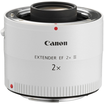 Weißer Canon-Objektivadapter mit roten Punkten. Canon Extender EF 2x III ist drauf.