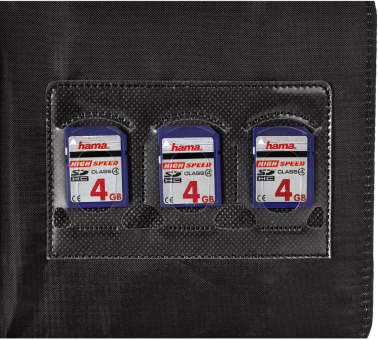 Schwarzes Etui mit drei SD-Karten. Karten haben blaues und weißes Design mit rotem Text.
