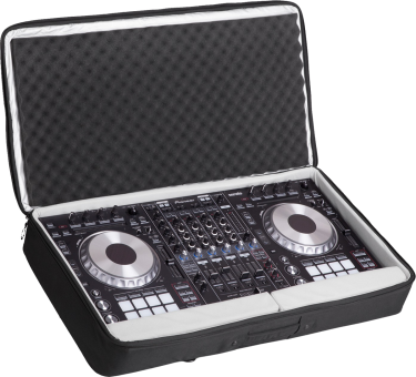 Ein schwarzer DJ-Controller ist in seinem Koffer geöffnet. Der Innenraum des Koffers ist mit Schutzschaum ausgekleidet.