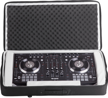 DJ-Controller in einem schwarzen Koffer mit Schaumstoffpolsterung, offen und einsatzbereit.