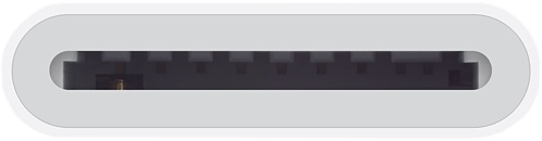 Une fente de lecteur de carte blanche pour un appareil, avec un intérieur sombre. Vue de dessus.