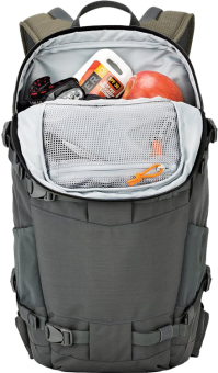 Sac à dos gris ouvert avec divers objets: une bouteille, une pomme et d'autres équipements.