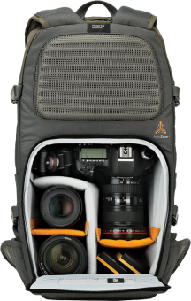 Un sac à dos gris pour appareil photo avec plusieurs compartiments. Il contient un appareil photo, des objectifs et du matériel photo.
