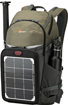 Un sac à dos Lowepro vert avec un panneau solaire, une bouteille d'eau et un trépied noir.