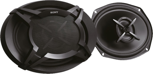 Due altoparlanti neri per auto. Quello a sinistra ha una copertura a rete e quello a destra un elemento a forma di croce.