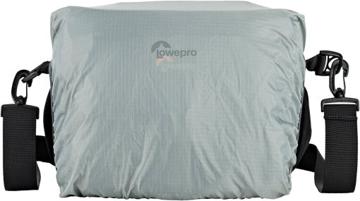 Un sac photo avec une housse gris clair avec le logo Lowepro, des sangles noires.