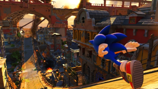 Sonic rennt durch eine Stadt mit Gebäuden, Brücken und einem feurigen Himmel.