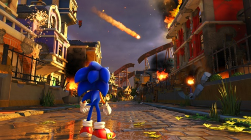 Sonic the Hedgehog in einer durch Feuer und einen Meteor zerstörten Stadt. Gebäude brennen.