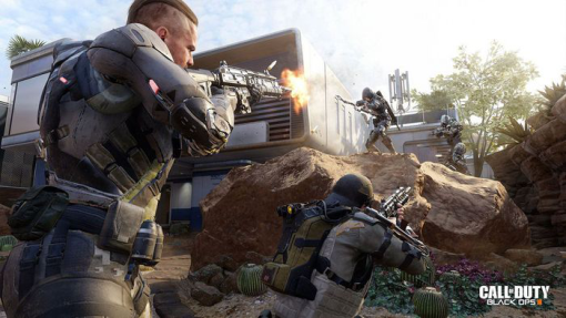 Soldats dans le jeu Call of Duty Black Ops, tirant avec des armes.