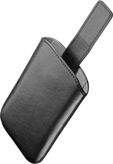 Un étui à lunettes en cuir noir avec une lanière, légèrement incliné vers la gauche sur fond sombre.