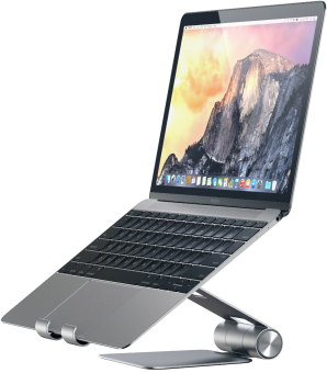 Ordinateur portable sur un support. L'ordinateur portable est ouvert. Support argenté et une image de montagne à l'écran.