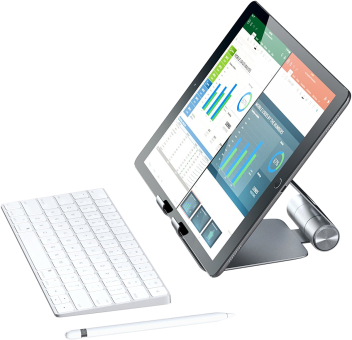Tablette sur un support avec clavier et stylet sur fond noir.