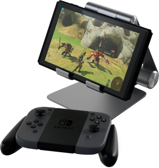 Une tablette affichant un jeu, avec des manettes en dessous. Un support maintient la tablette.