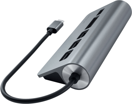 Ein silberner USB-C-Hub mit mehreren Anschlüssen und einem schwarzen Kabel, isoliert auf Schwarz.