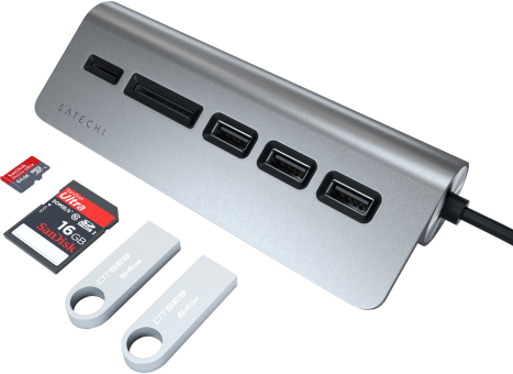 Ein silberner Satechi-Hub mit mehreren Anschlüssen. Zwei SD-Karten und zwei USB-Laufwerke sind vorhanden.
