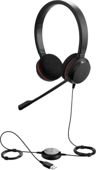 Schwarzes Headset mit Mikrofon und USB-Anschluss. Isoliert auf Weiß.