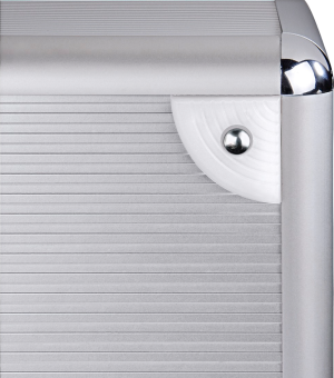 Nahaufnahme einer silbernen Metallecke. Abgerundete Ecke. Horizontale Linien. Weißes Eckstück. Weißer Hintergrund.