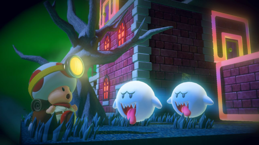 Toad avec une lumière sur la tête et deux fantômes devant une maison hantée.