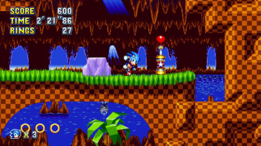 Sonic the Hedgehog corre in una scena di videogioco con grafica retrò.