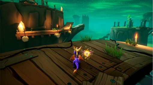 Spyro der Drache auf einer Holzplattform mit einer Fee. Hintergrund zeigt schwimmende Inseln und Strukturen.