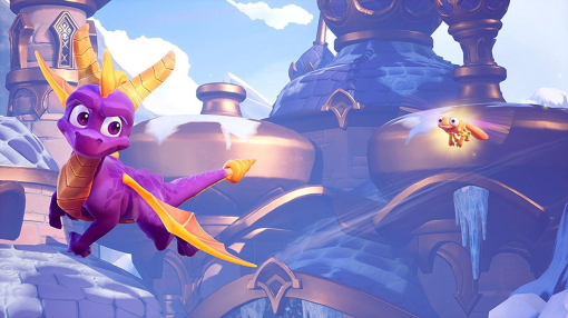 Spyro der Drache fliegt mit einem kleinen Drachen in einer verschneiten Fantasy-Umgebung.