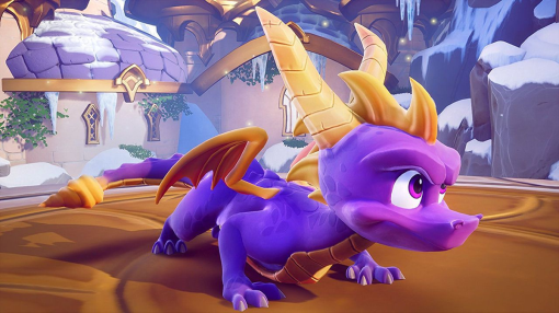 Spyro der Drache, ein lila Drache mit goldenen Hörnern, auf einer schneebedeckten Plattform.
