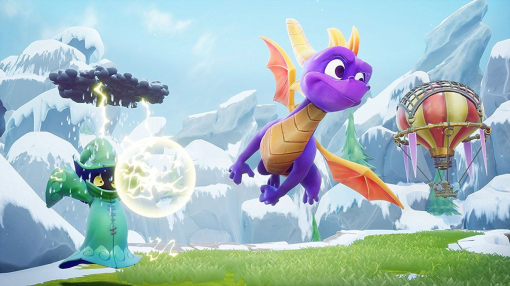 Ein lila Drache mit orangen Flügeln fliegt vor einer Blitzwolke. Himmel Hintergrund.