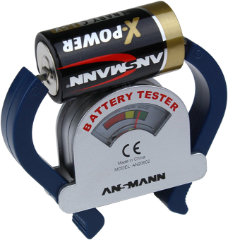 Batterietester mit eingelegter Batterie. Der Tester zeigt den Ladezustand der Batterie an.