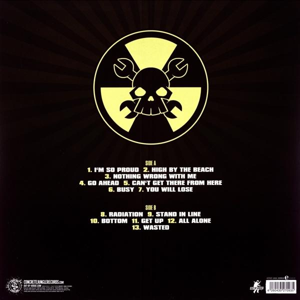 Albumcover: Totenkopf- und Schraubenschlüssel-Logo, Titelliste auf gelbem Hintergrund. Schwarzer Hintergrund.