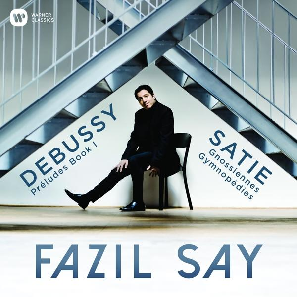 Albumcover mit dem Titel 'Debussy Préludes Book I' und 'Satie Gymnopédies'. Ein Mann sitzt auf einem Stuhl.
