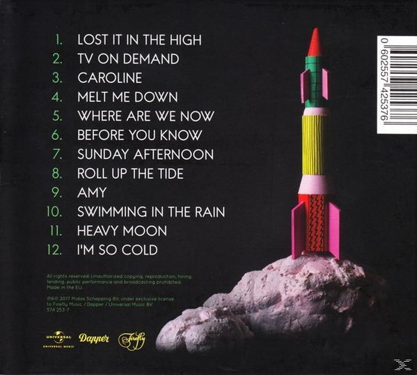 CD-hoes met een kleurrijke raket op een roze rots. De titels van de nummers staan vermeld, met het Universal-logo onderaan.