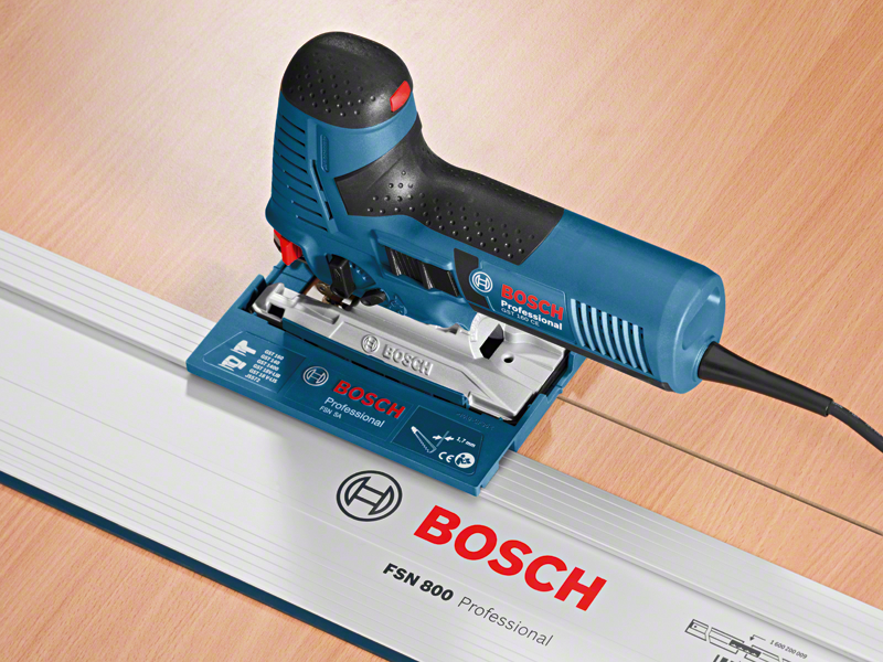 Kék és fekete Bosch körfűrész fa felületen és vezetősínen.