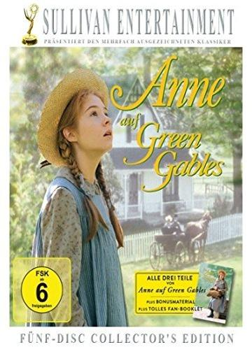 DVD-Cover von Anne auf Green Gables. Ein Mädchen mit Haube blickt nach oben. Haus und Pferdekutsche im Hintergrund.