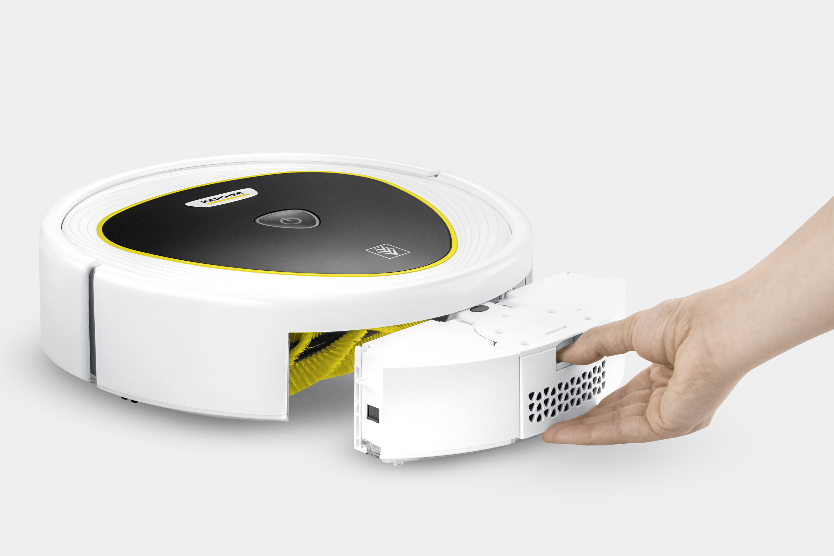Ein weiß-schwarzer Roboter-Staubsauger. Eine Hand zieht einen weißen Behälter heraus.