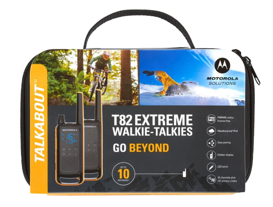 Walkie-talkie készlet tokban szöveggel. A tokon kerékpározó és snowboardozó emberek képei láthatók.