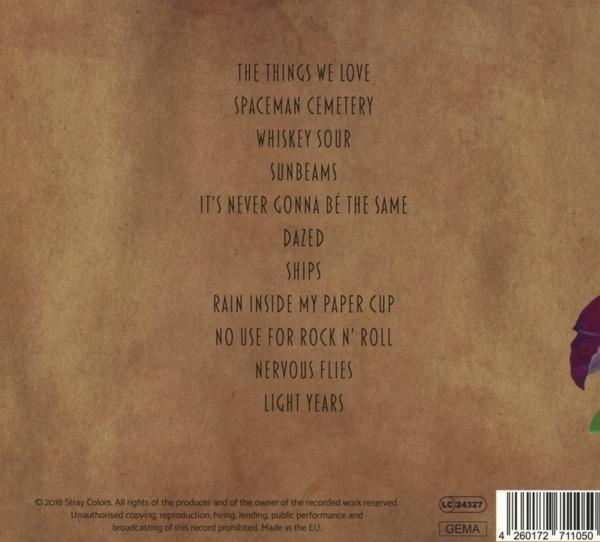 Eine braune Albumrückseite mit Trackliste. Blumendesign in der unteren rechten Ecke.