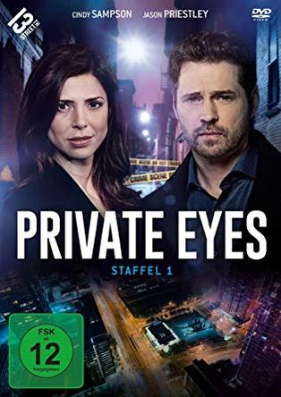 Private Eyes DVD-Cover. Zwei Personen vor einem Stadt Hintergrund. Text unten.