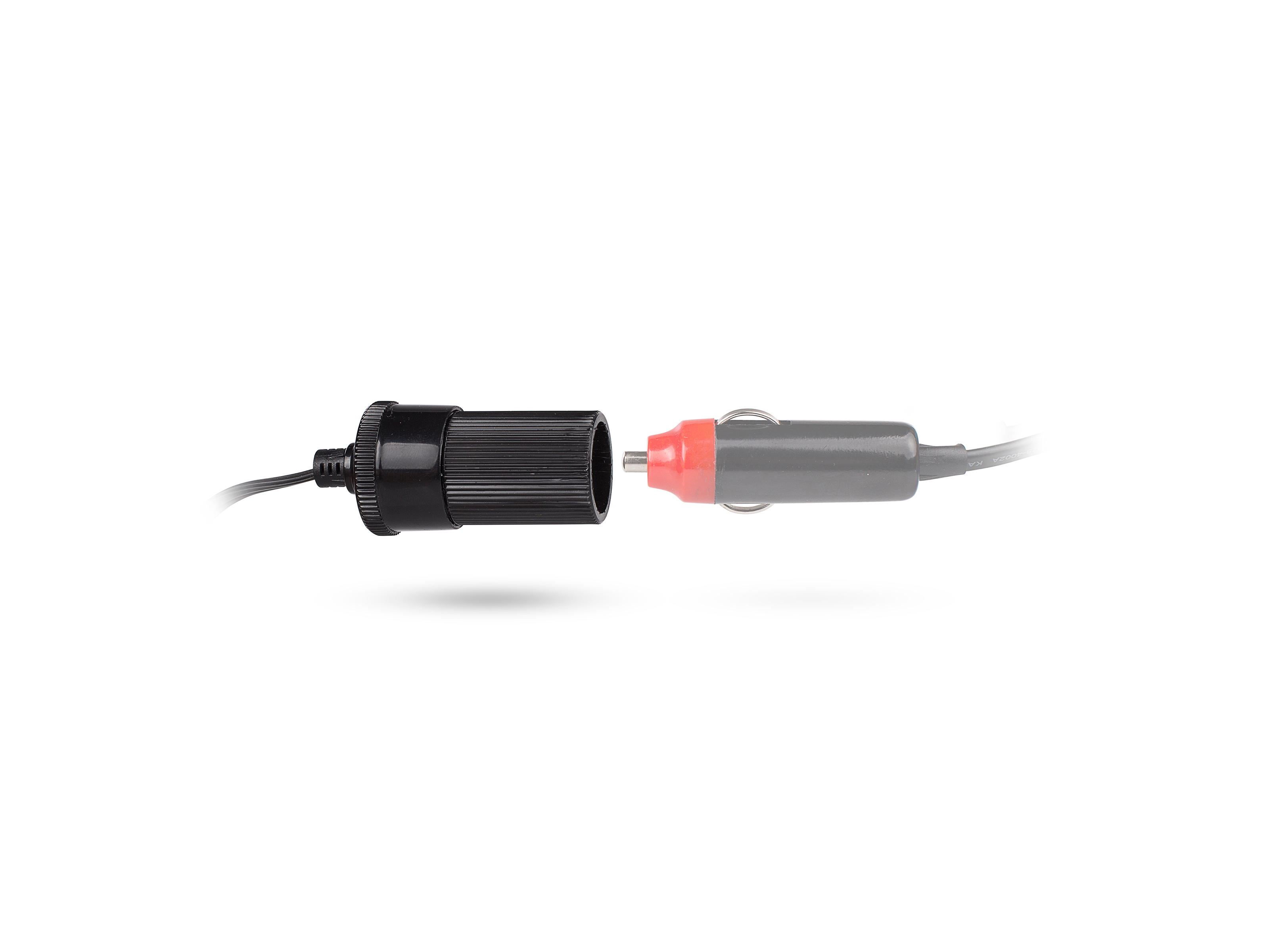 Ein schwarzer Auto-Adapter mit roter Spitze verbindet sich mit einer schwarzen Steckdose.