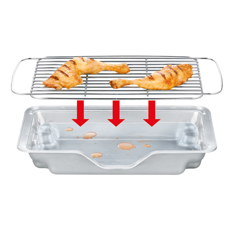 Ein Metallgrill mit gegrillten Hähnchenstücken über einer Metallschale, mit Pfeilen nach unten.