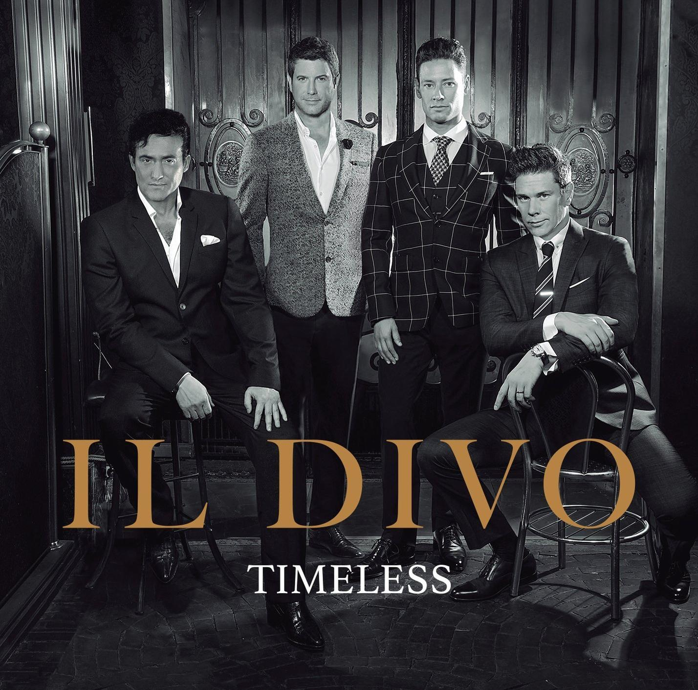 Albumcover für IL DIVO mit dem Titel Timeless. Vier Männer in Anzügen in einem dunklen Raum. Goldene Schrift.