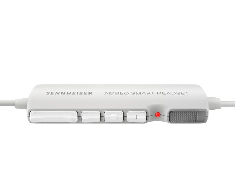 Düğmeler ve kırmızı bir ışık bulunan beyaz Sennheiser Ambeo akıllı kulaklık kontrol paneli.