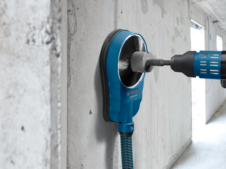 Bosch Professional szerszám forgó kefével betonfalat tisztít.