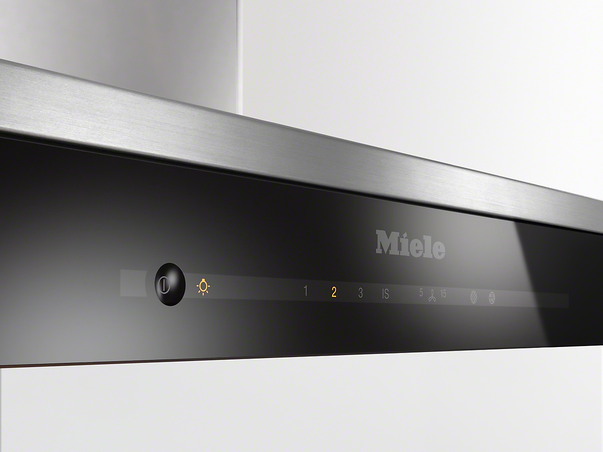Nahaufnahme einer Dunstabzugshaube mit Miele-Logo und Touch-Bedienfeld.