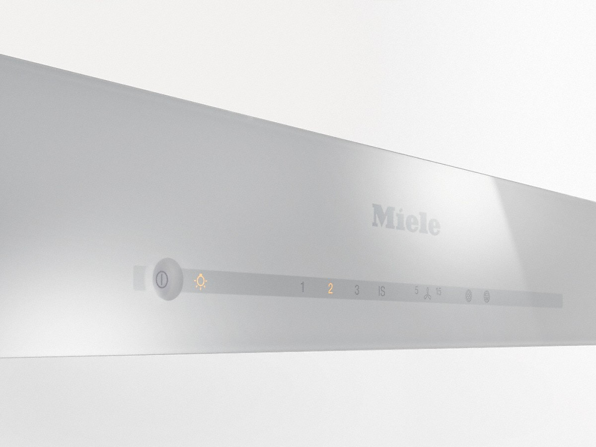 Nahaufnahme des Bedienfelds einer Miele-Dunstabzugshaube mit Tasten und beleuchteter Lichtanzeige.