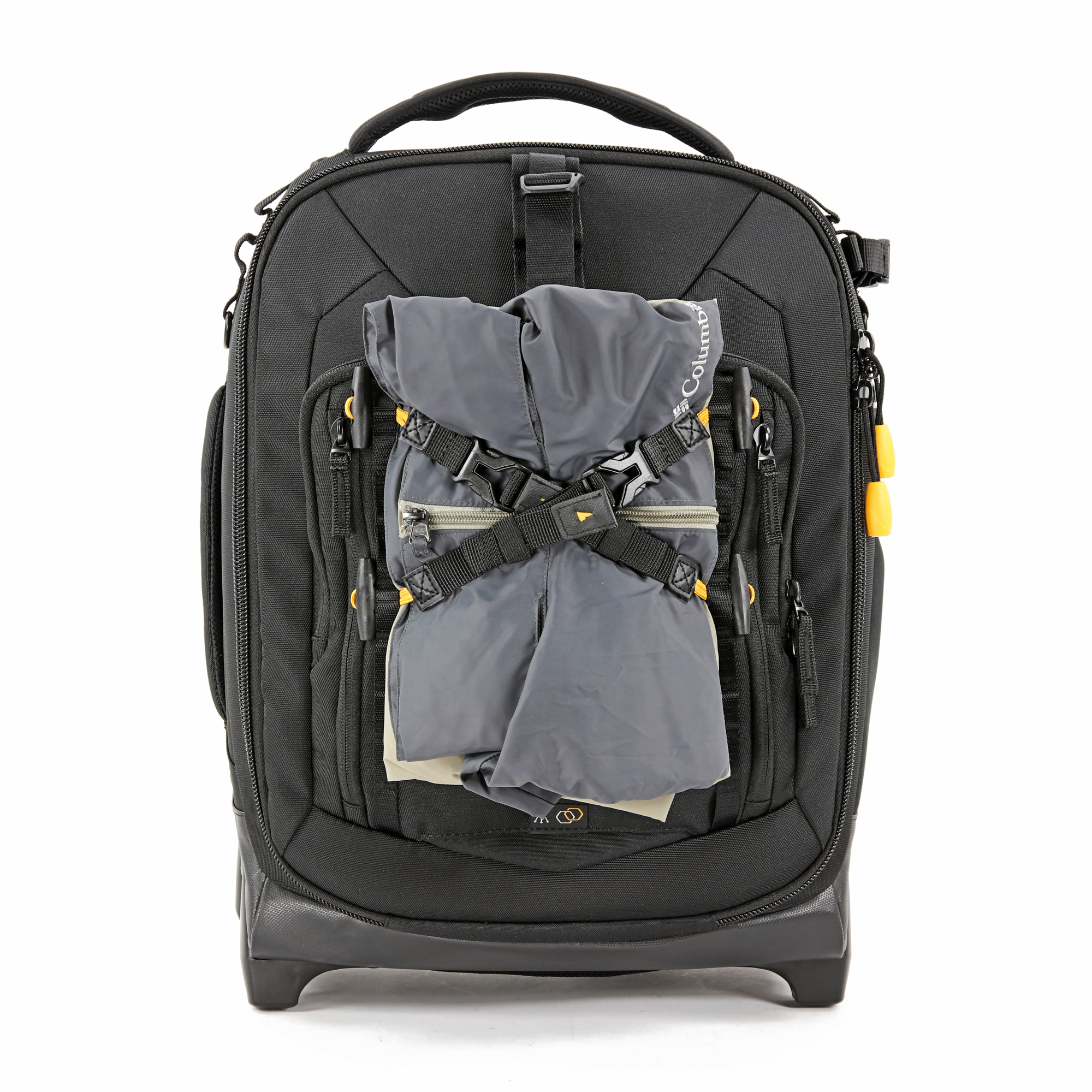Ein schwarzer Rollrucksack mit einer grauen Jacke, gelben Akzenten, weißer Hintergrund.