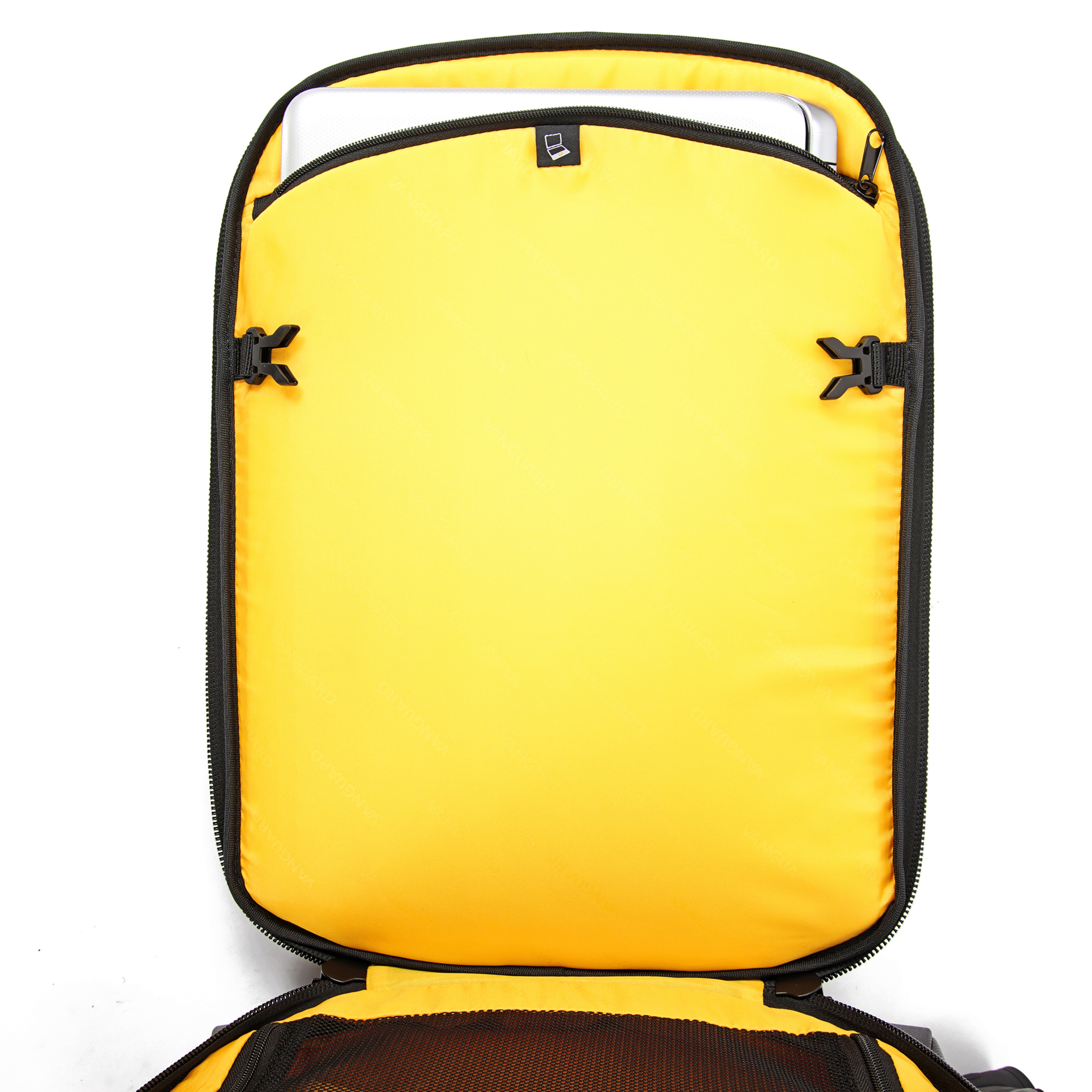 Offener schwarzer Rucksack mit gelbem Innenraum. Enthält einen Laptop und eine Reißverschlusstasche oben.