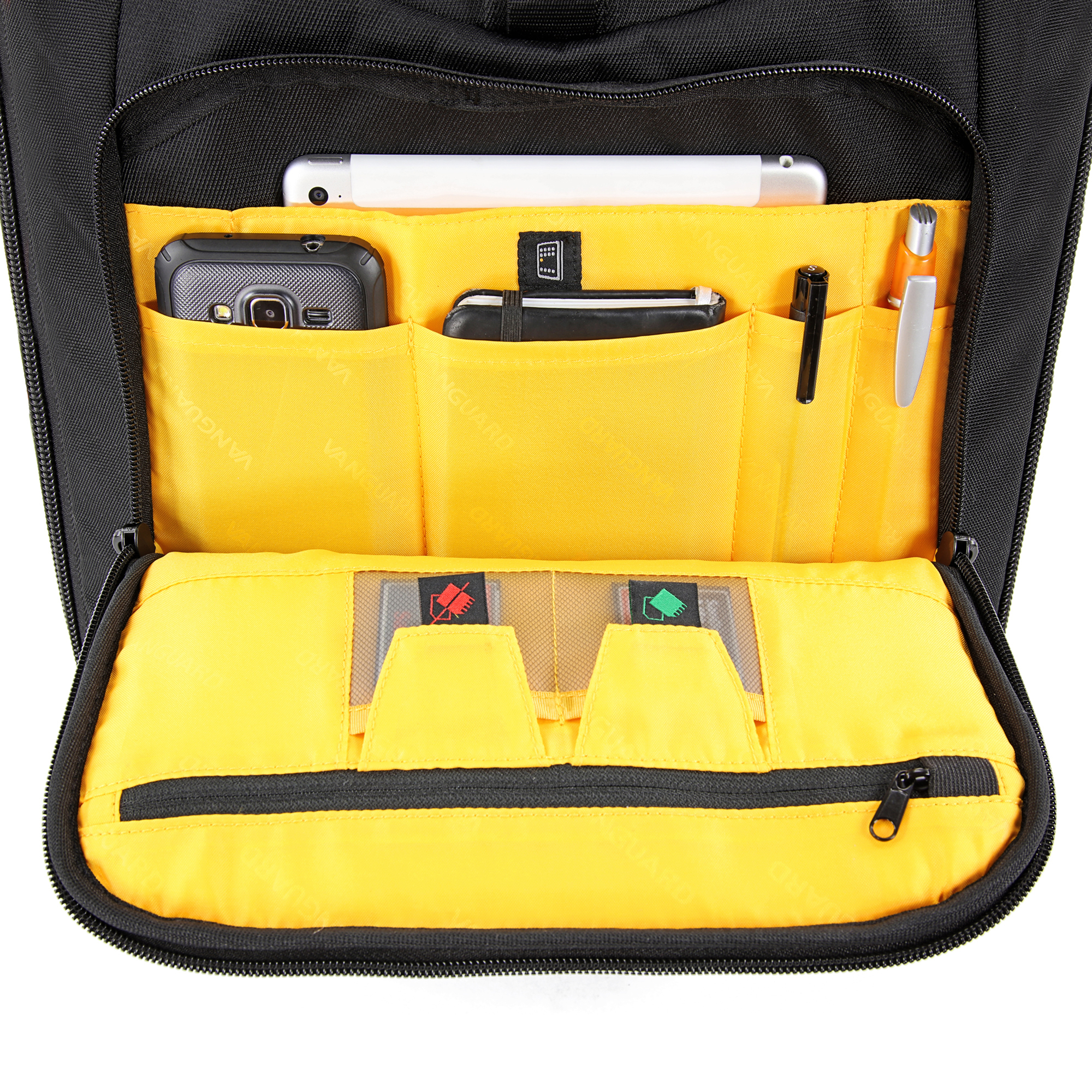 In einer Tasche befinden sich Taschen mit Telefon, Tablet, Stiften und Karten auf gelbem Hintergrund.