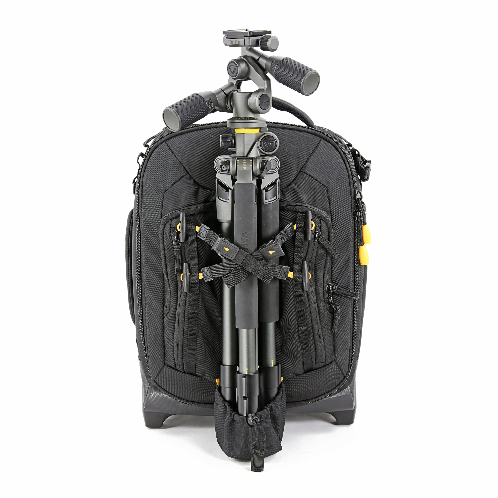 Schwarzer Rucksack mit befestigtem Stativ. Das Stativ ist schwarz und grau.